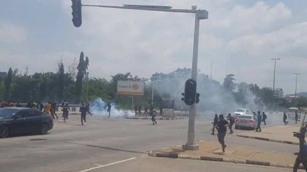 Yanzu Yanzu: Yan sanda sun harba wa masu zanga-zanga barkonon tsohuwa a Abuja