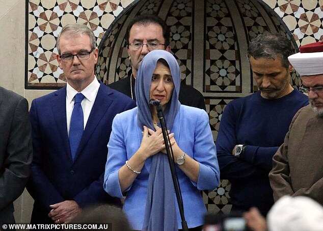 Australian Muslims defy terror threats, go to mosques in thousands to pray for 49 victims of attacks (photos)