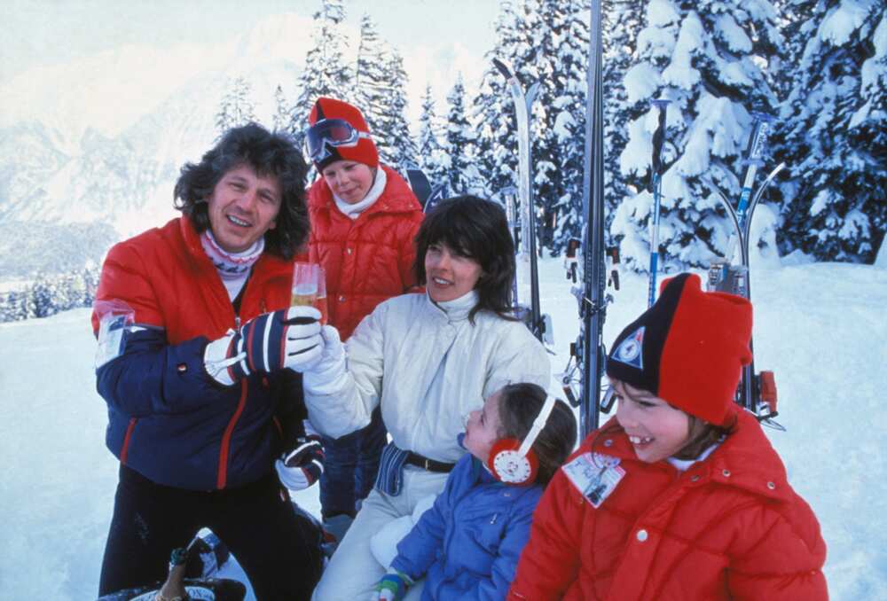 Portrait de Gérard Lenorman avec sa femme Caroline et leurs trois enfants aux sports d'hiver, circa 1980, en France. (Photo de Laurent MAOUS/Gamma-Rapho via Getty Images)