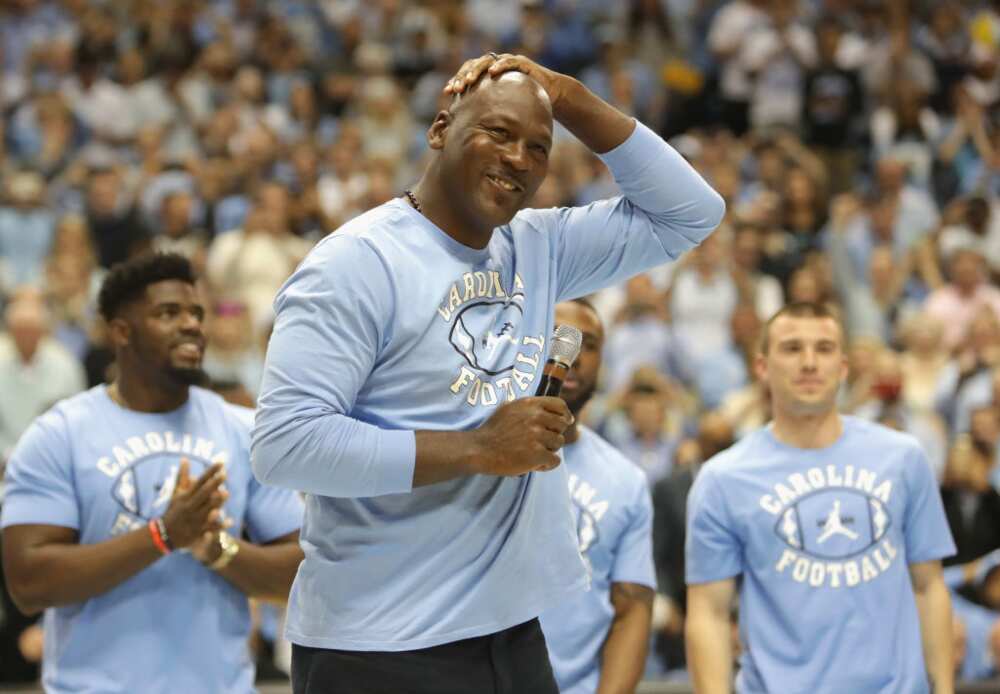 Michael Jordan s'adresse à la foule à la mi-temps lors de leur match contre les Duke Blue Devils au Dean Smith Center le 4 mars 2017 à Chapel Hill, en Caroline du Nord. (Photo de Streeter Lecka/Getty Images)