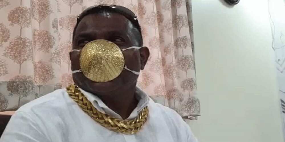 Covid-19: Wani mutum ya siya takunkumin fuska ta gwal kan kudi N1.5m (Hoto) Covid-19: Wani mutum ya siya takunkumin fuska ta gwal kan kudi N1.5m (Hoto)