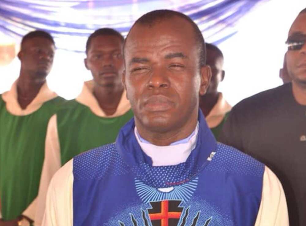 Da duminsa: Mabiyan Father Mbaka sun fito zanga-zanga bayan bacewarsa a Enugu