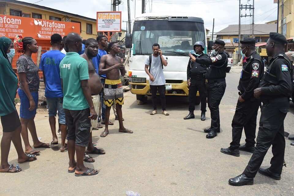 Lockdown: RRS officials take over Lagos streets, enlighten youth on COVID-19, social distancing (photo)