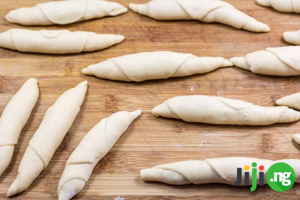 How to make fish roll with yeast