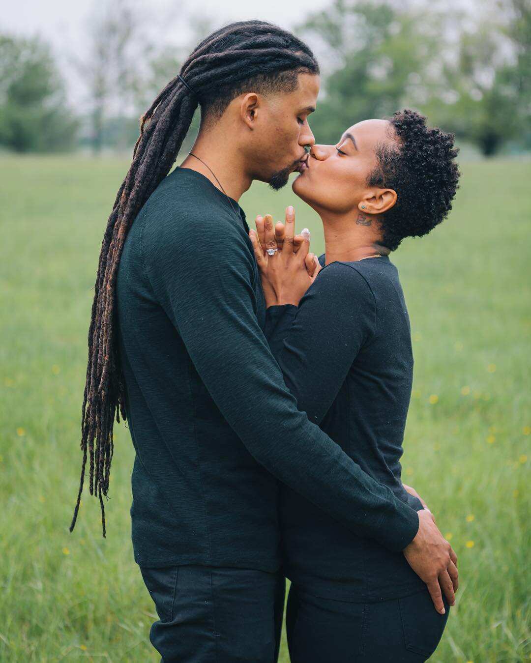 Пара негров. Страстная пара афро. Межнациональная пара фотосессия. Woman Love Black. Пара в черном Pangaia.