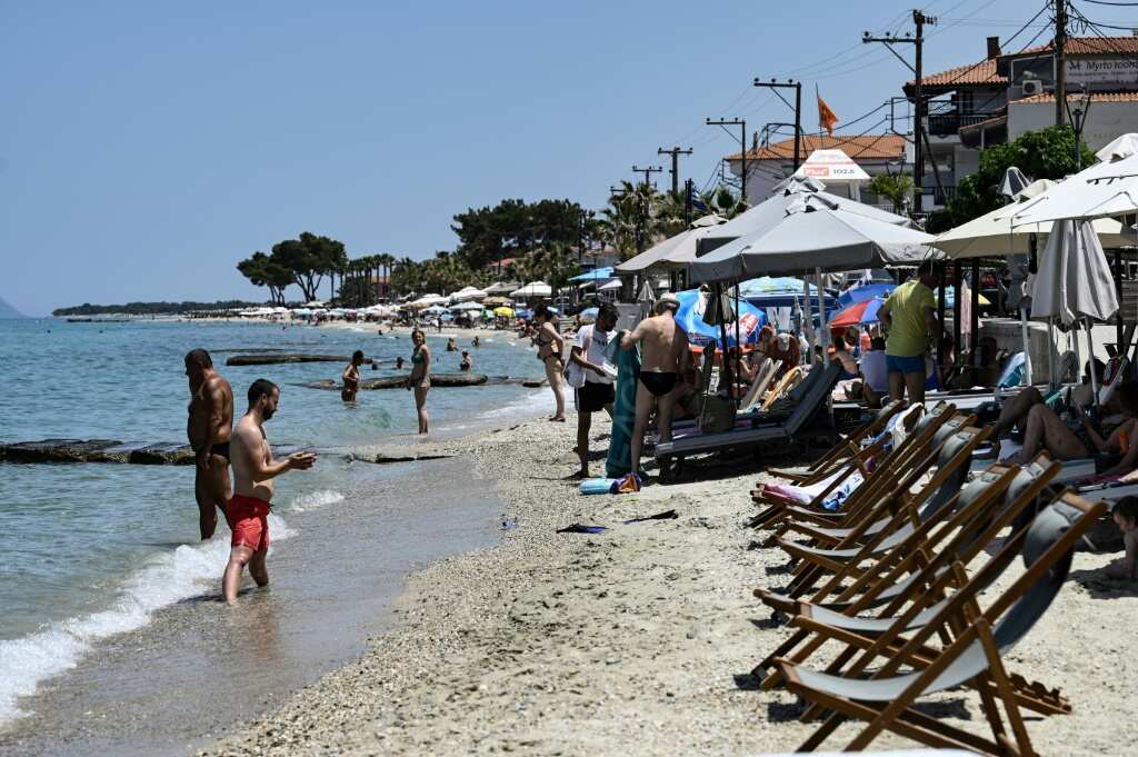 Greece hands out 350,000 euros in fines over sunbed wars