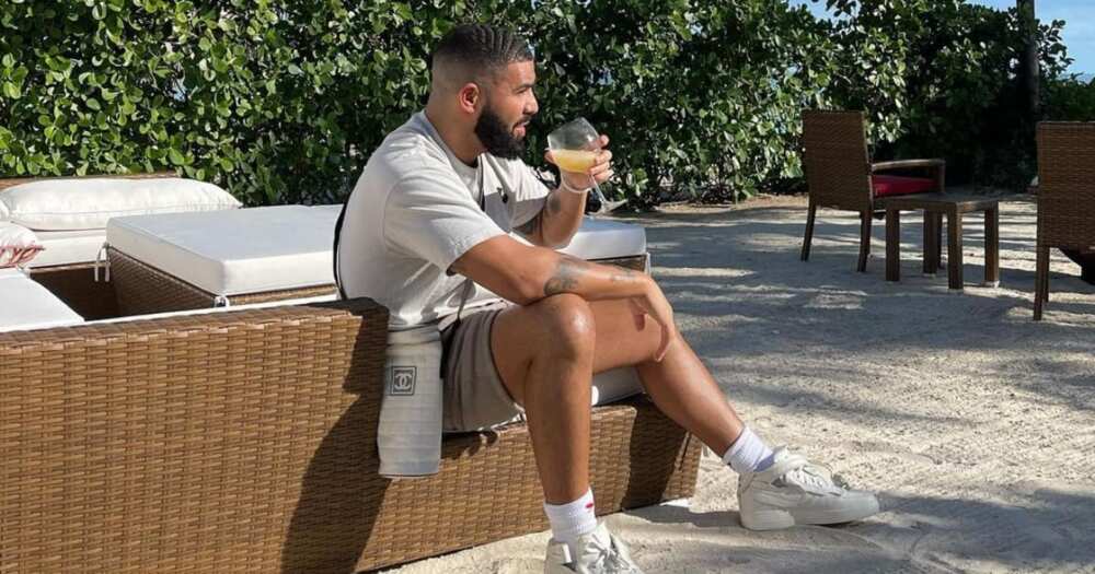 Drake lauded J Cole during a recent event. Drake lauded J Cole during a recent event.