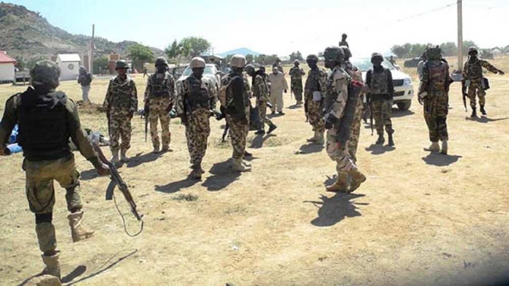 Dakarun soji sun kashe 'yan bindiga 5, sun ceto mata 3 da yara a Katsina Dakarun soji sun kashe 'yan bindiga 5, sun ceto mata 3 da yara a Katsina