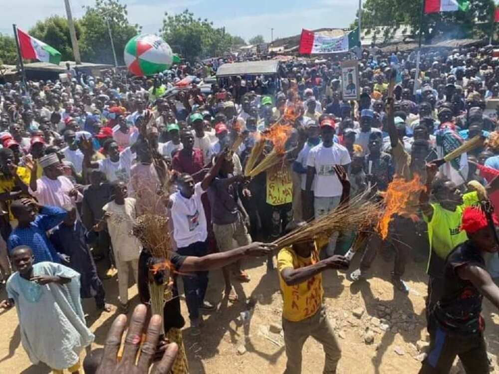 Taron kona tsintsiya Taron kona tsintsiya
