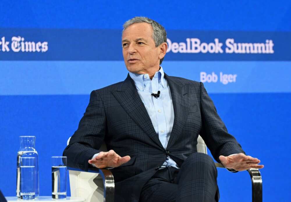 Le PDG de Disney, Robert Iger, s'exprime sur scène lors du New York Times Dealbook Summit 2023