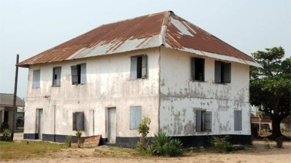 It has the common feature associated with colonial buildings. It has the common feature associated with colonial buildings.