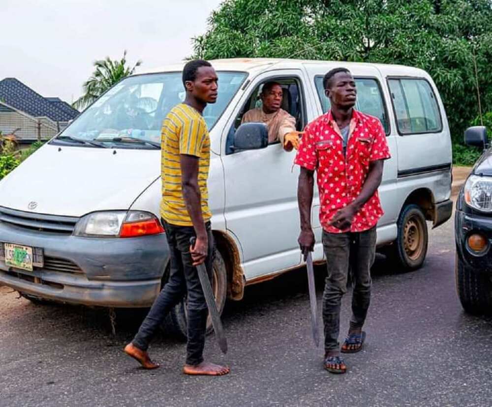 Hotunan Yadda Gwamna Ya Cafke Ƴan Daba Suna Yi Wa Masu Motocci Fashi a Kan Titin Legas Hotunan Yadda Gwamna Ya Cafke Ƴan Daba Suna Yi Wa Masu Motocci Fashi a Kan Titin Legas