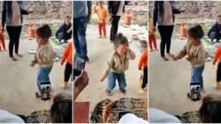 Amazing talent: Shy girl in blue jean performs stunning dance, gathers crowd & entertains them in sweet video