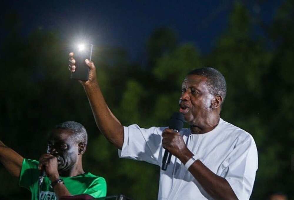 Pastor Adeboye preaching Pastor Adeboye preaching