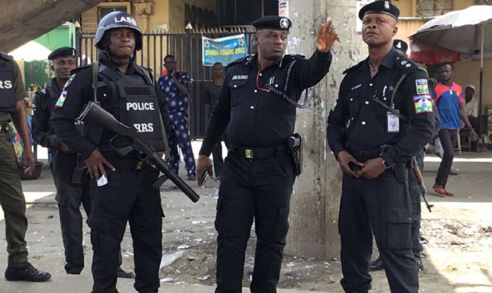 Wata sabuwa: Ƴan ta'adda sun kashe ƴan sanda biyu yayin da suka bankawa ofishin rundunar wuta a Oyigbo Wata sabuwa: Ƴan ta'adda sun kashe ƴan sanda biyu yayin da suka bankawa ofishin rundunar wuta a Oyigbo