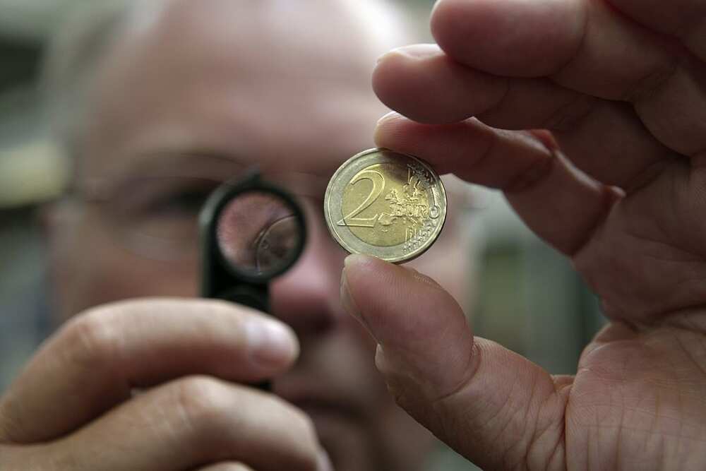 Surveillez vos pièces de 2 euros : certaines sont fausses, d'autres valent  de l'or