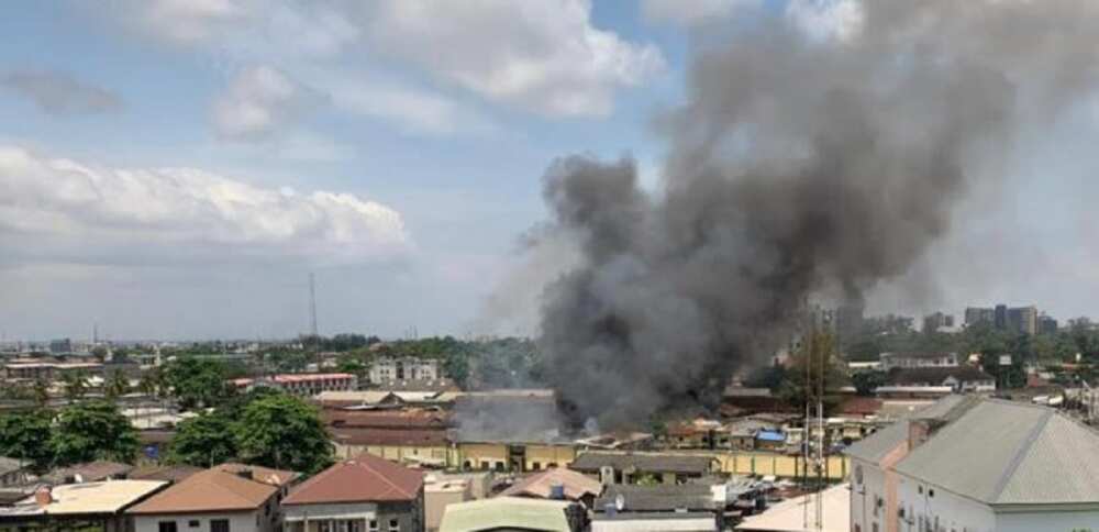 Yanzu-yanzu: Ana artabu tsakanin Sojoji, yan sanda da matasan dake kokarin fasa gidan yarin Ikoyi a Legas