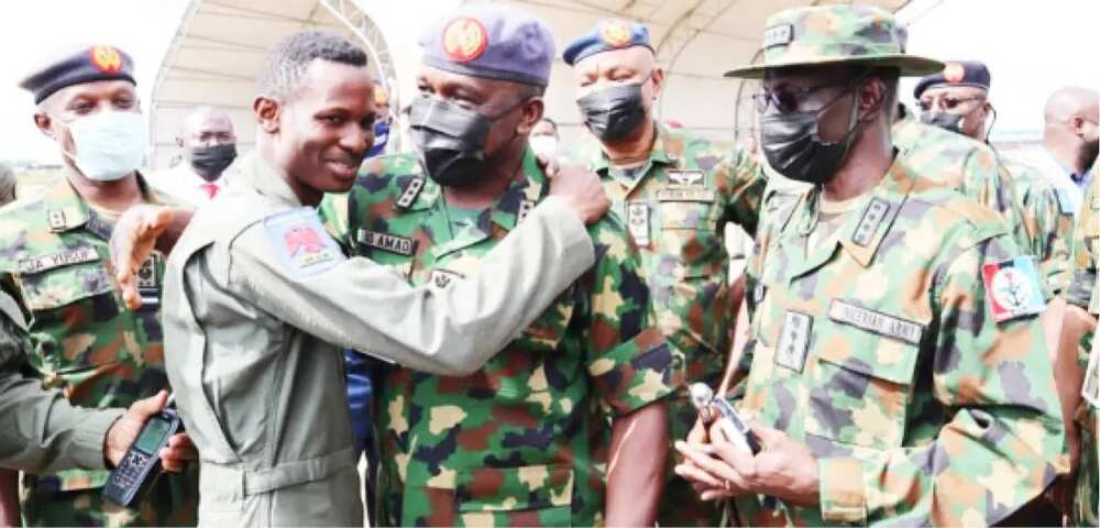 Yadda kauyawa suka ceto matukin jirgin saman bayan ya duro a dajin Zamfara Yadda kauyawa suka ceto matukin jirgin saman bayan ya duro a dajin Zamfara