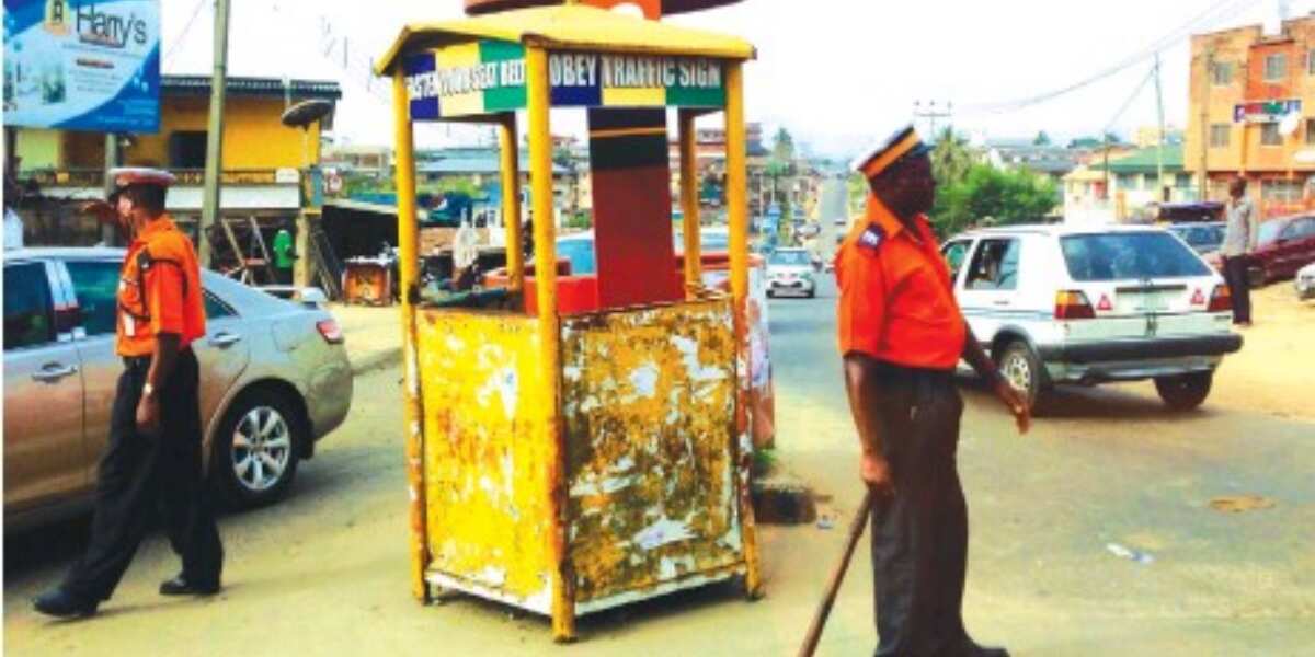 Nigerian traffic warden calls on Jesus, begs for dear life as a speeding driver deals with him in viral video