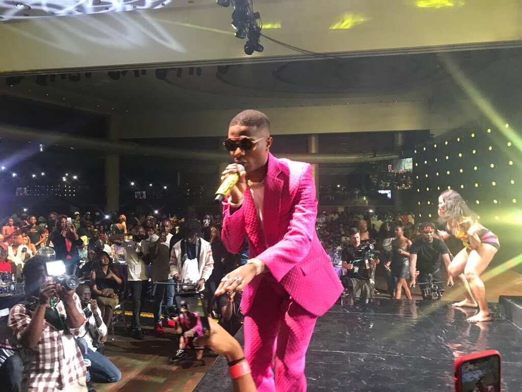Fashionista! Wizkid stuns in pink ensemble at his concert (photos)