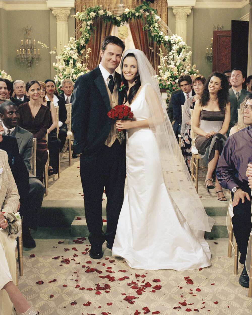 "Celui avec le mariage de Monica et Chandler" - Épisode 24 - Diffusé le 17/05/2001 - Sur la photo: Matthew Perry dans le rôle de Chandler Bing, Courteney Cox dans le rôle de Monica Geller-Bing - Photo par: Danny Feld/NBCU Banque de photos "Celui avec le mariage de Monica et Chandler" - Épisode 24 - Diffusé le 17/05/2001 - Sur la photo: Matthew Perry dans le rôle de Chandler Bing, Courteney Cox dans le rôle de Monica Geller-Bing - Photo par: Danny Feld/NBCU Banque de photos