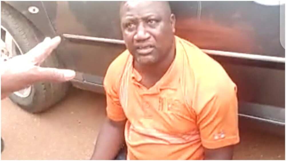 Bidiyo da hotuna faston da aka kama da kayan asibiti na sata masu darajar N12bn Bidiyo da hotuna faston da aka kama da kayan asibiti na sata masu darajar N12bn