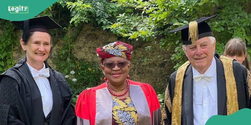 Okonjo-Iweala with Oxford University staff