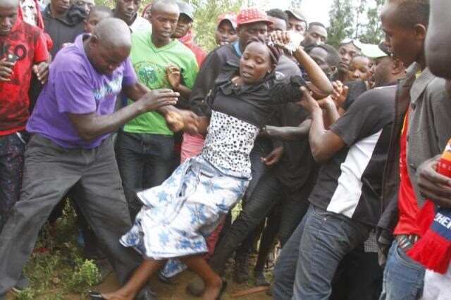 Woman jumps into late husband?s grave to protest release of his alleged murderer (photos)