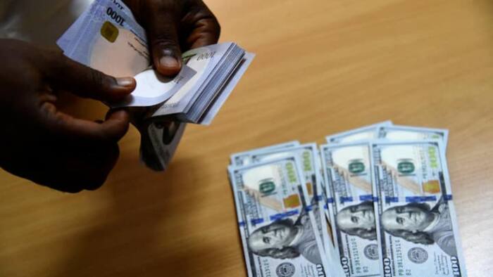 Naira collapses in the parallel market, exchanges for N581 per dollar