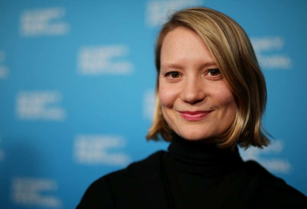 Mia Wasikowska height