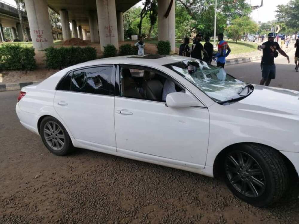 Da duminsa: 'Yan daba dauke da makami sun kai wa masu zanga-zanga hari a Abuja Da duminsa: 'Yan daba dauke da makami sun kai wa masu zanga-zanga hari a Abuja
