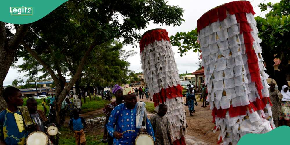 Lagos monarch unmasks Masquerade during physical combat