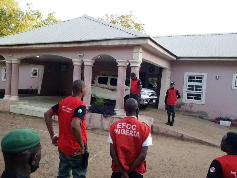 Man dies after jumping 7 floors to avoid EFCC operatives in Lagos estate