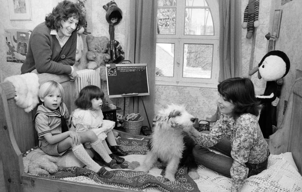 Gérard Lenorman en famille avec sa femme caroline et leurs deux enfants dans sa maison en Normandie le 1er mars 1979, France. (Photo de Patrice PICOT/Gamma-Rapho via Getty Images)