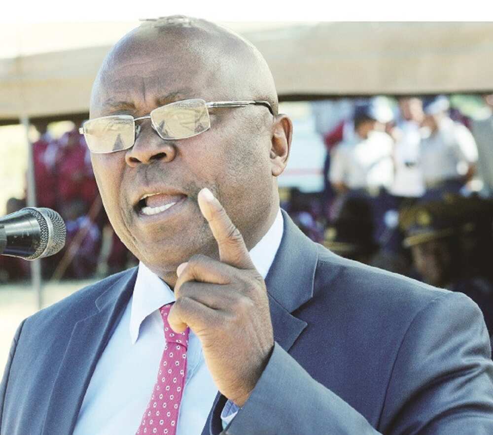 Dumu-dumu: Hukumar makaranta ta kama 'yan aji 4 na sakandare suna lalata a kungiyance Dumu-dumu: Hukumar makaranta ta kama 'yan aji 4 na sakandare suna lalata a kungiyance