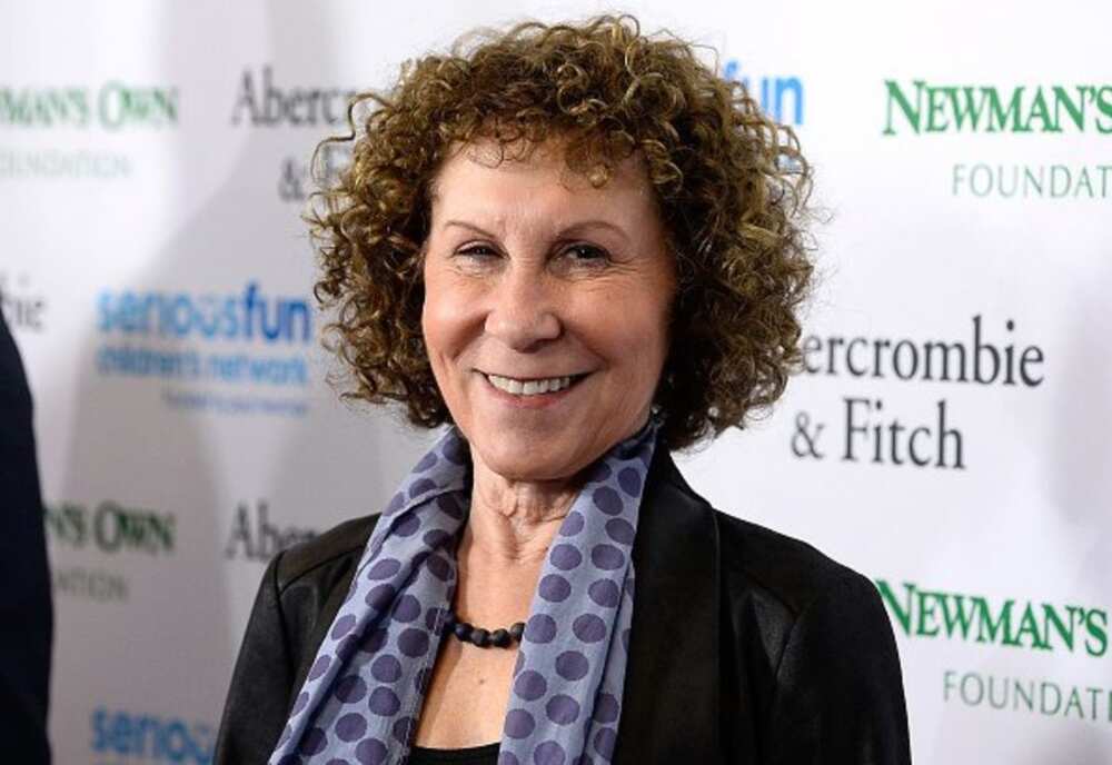 how tall is rhea perlman