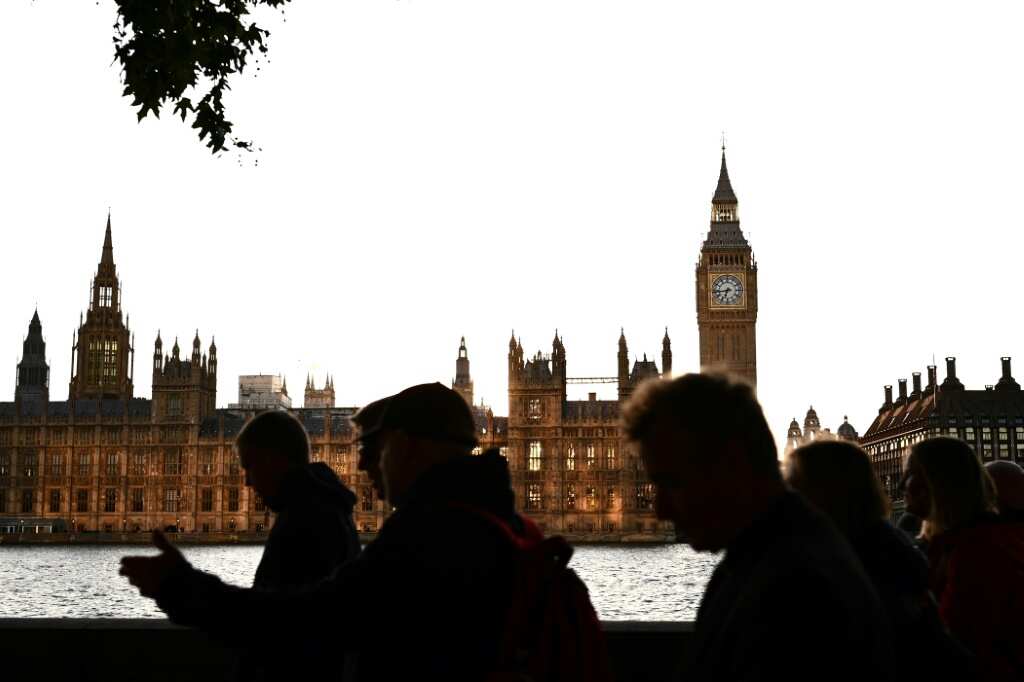 Leaders head to UK for queen's funeral as public pays tribute