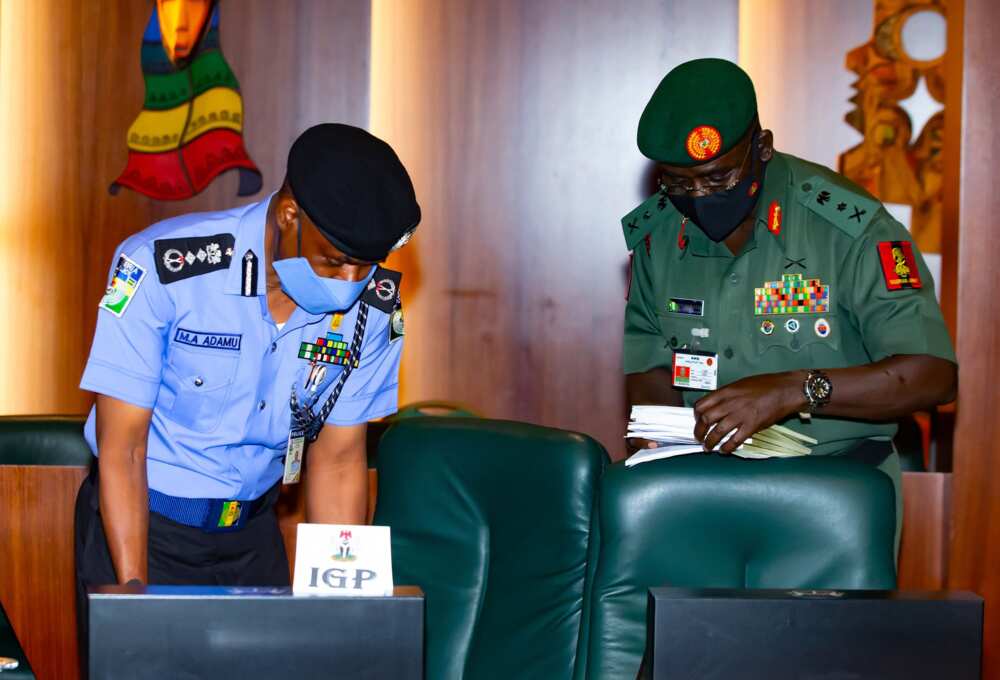 Kunyi kasa a gwiwa, ba zan sake daukan wani uzuri ba - Buhari ga Hafsoshin tsaro Kunyi kasa a gwiwa, ba zan sake daukan wani uzuri ba - Buhari ga Hafsoshin tsaro
