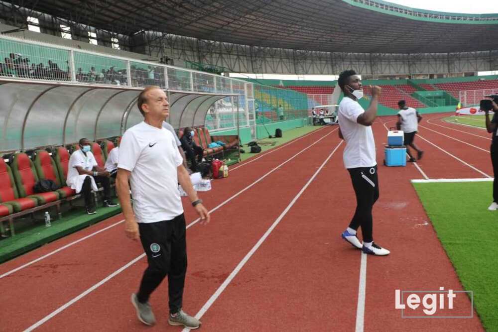 Gernot Rohr and Joseph Yobo.