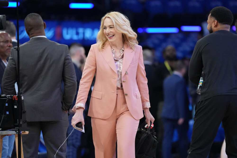 Female NBA announcer