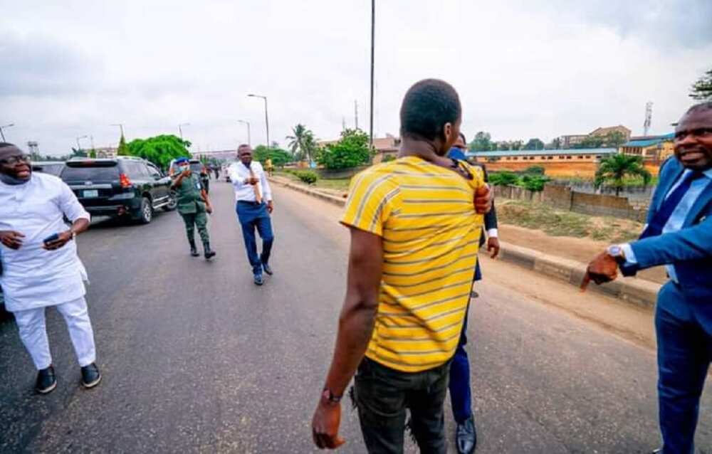 Hotunan Yadda Gwamna Ya Cafke Ƴan Daba Suna Yi Wa Masu Motocci Fashi a Kan Titin Legas Hotunan Yadda Gwamna Ya Cafke Ƴan Daba Suna Yi Wa Masu Motocci Fashi a Kan Titin Legas