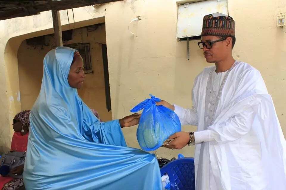 Nigerian comedian gives back to the society Nigerian comedian gives back to the society
