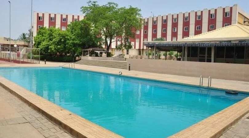 Which pool is lively in Abuja during the week