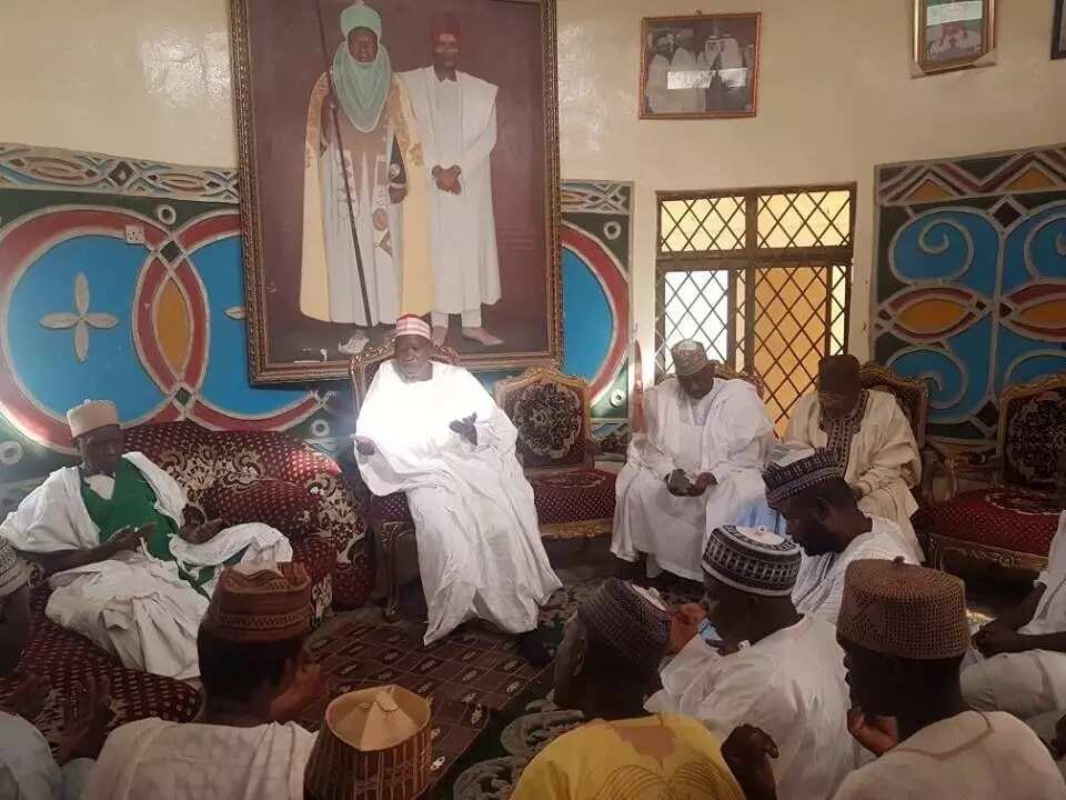 Gwamna Ganduje ya kai wa mahaifin sanata Kwankwaso ziyara (Hotuna) Gwamna Ganduje ya kai wa mahaifin sanata Kwankwaso ziyara (Hotuna)