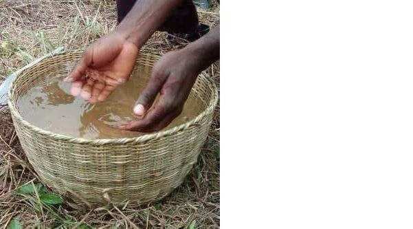 Nigerian man claims people in his village fetch water in baskets (photo)