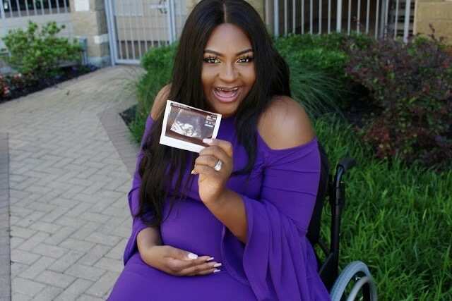 Popular Nigerian blogger in wheelchair Lizzy Oke announced her pregnancy with beautiful photos