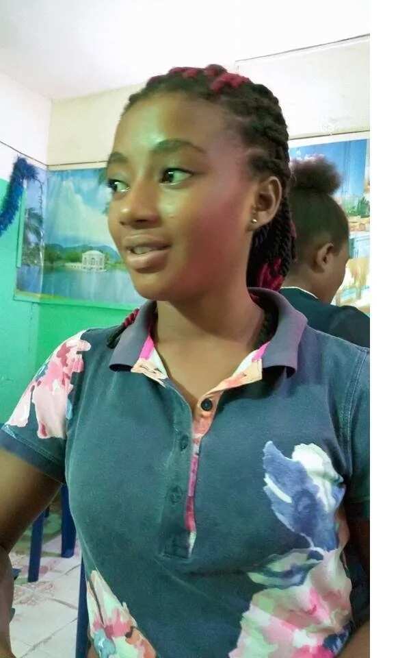 Meet beautiful young lady who sells groundnut to pay her school fees (photos)