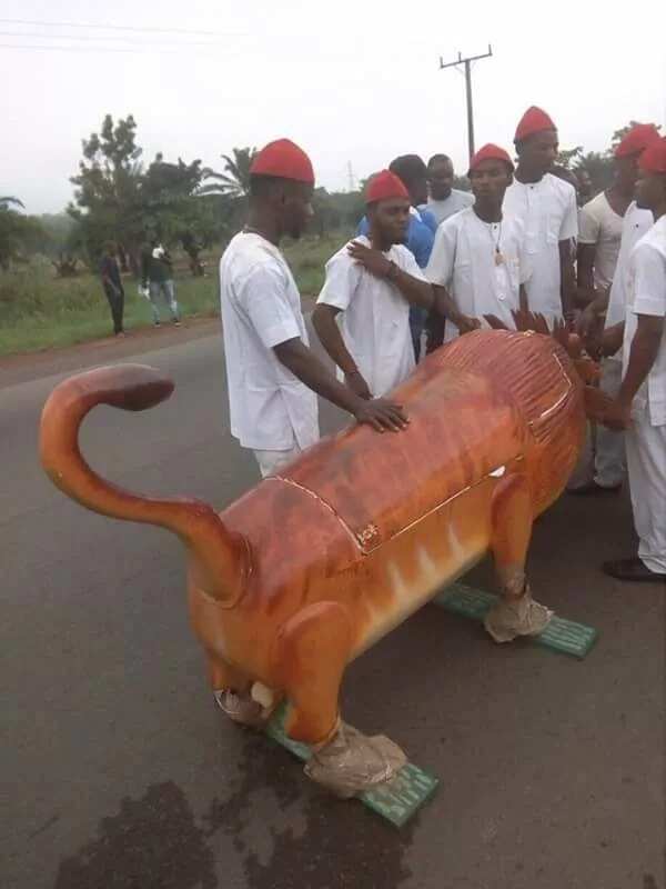 Rich man buried in a lion-like coffin in Enugu (photos)