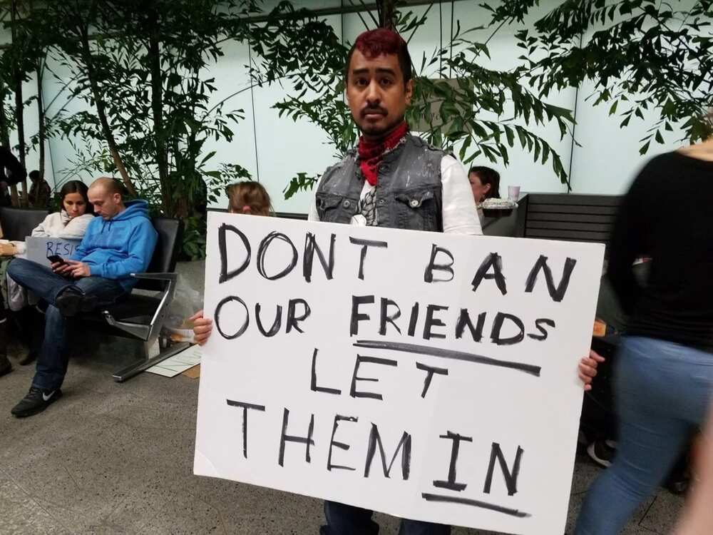 PHOTONEWS: Protests rock airports as US immigration detains, turns back Muslims from entering