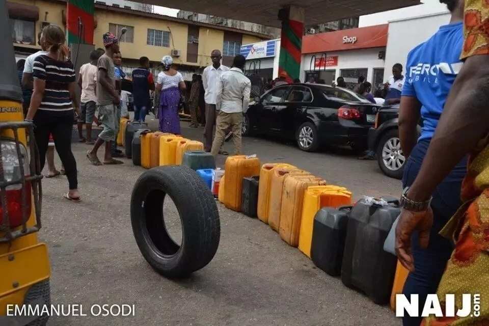 Nigerians in a tight queue to buy fuel at a filling station